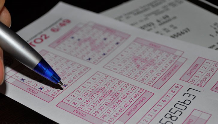 В момента новият тотомилионер попълва документите, които са необходими за печалбата В момента новият тотомилионер попълва документите, които са необходими за печалбата