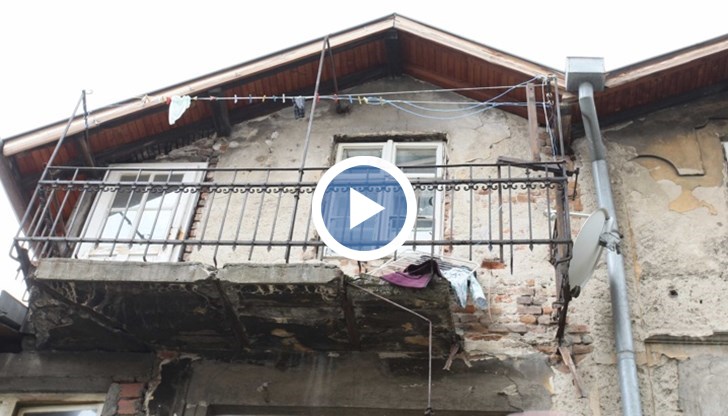 Тераса рухна и повлече жена