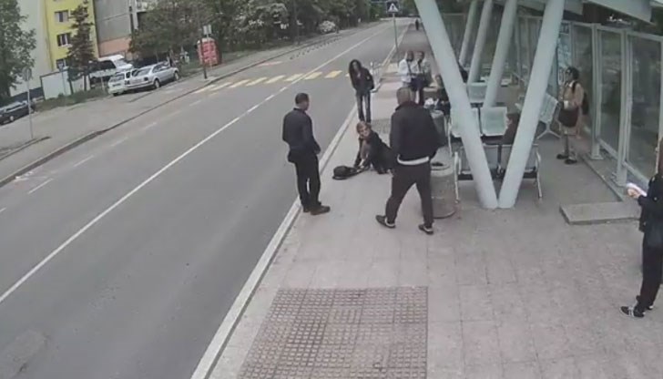 Ако сте си спестили видеото със зверството над възрастната жена в Бургас, то бих ви посъветвала да го изгледате, колкото и да ви е неприятно Ако сте си спестили видеото със зверството над възрастната жена в Бургас, то бих ви посъветвала да го изгледате, колкото и да ви е неприятно