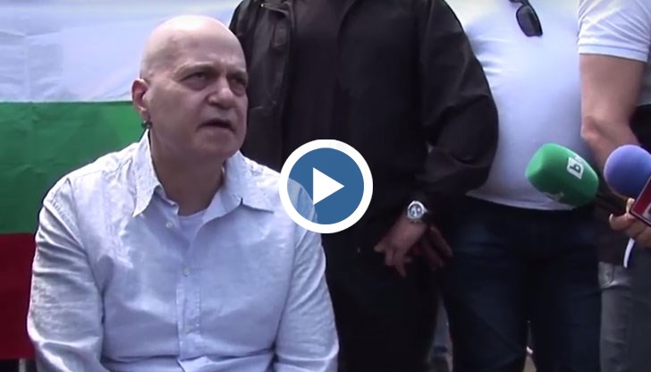 Тази вечер Слави ще говори за това какво се случи пред Македонския парламент