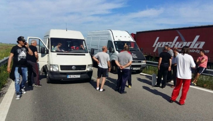 Бунт блокира движението на влизане и излизане в страната