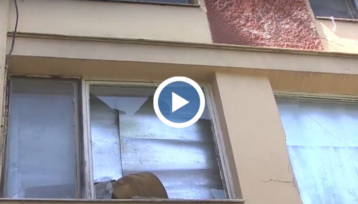 При пристигане на огнеборците на адреса е установено, че горят дюшеци и табли от единични легла в подземен етаж на общежитието