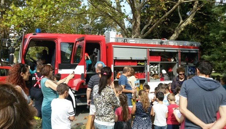 Огнеборците ще очакват малчуганите в Младежкия парк Огнеборците ще очакват малчуганите в Младежкия парк