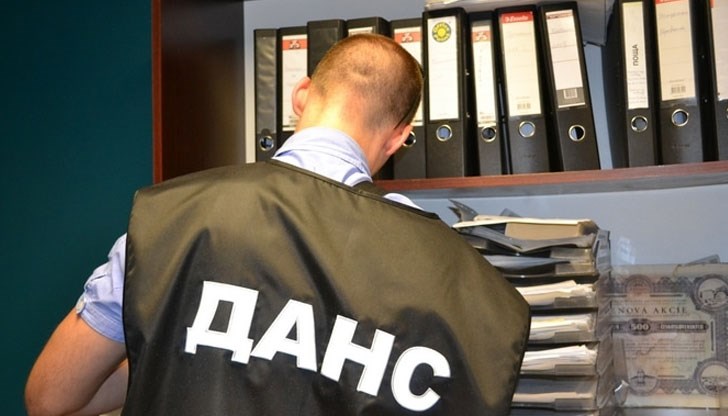 Агентите търсят документацията по проведените обществени поръчки / Снимката е илюстративна Агентите търсят документацията по проведените обществени поръчки / Снимката е илюстративна