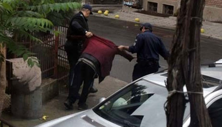 Пияница вдигна на крак екип на Спешната помощ, а полицаи го влачат към линейката