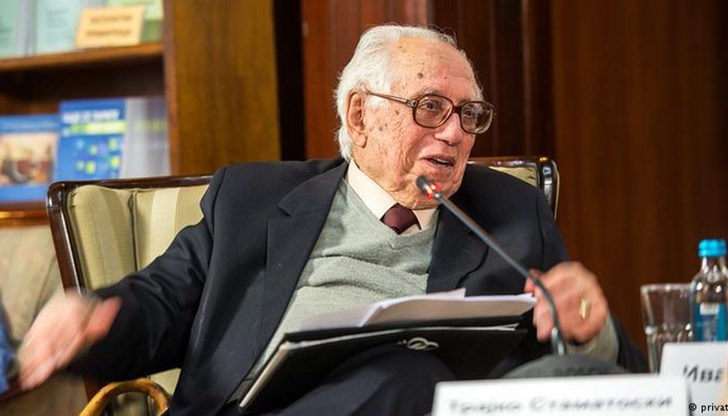 Малки народи като българския смятат, че като си присвоят парченце чужда земя или история ще станат по-големи Малки народи като българския смятат, че като си присвоят парченце чужда земя или история ще станат по-големи