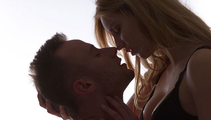 Двойки се отдават на любовни ласки на летищата само под прикритието на завивка Двойки се отдават на любовни ласки на летищата само под прикритието на завивка