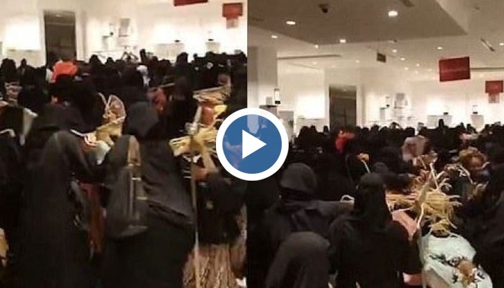 Дрехи хвърчат във въздуха, докато стотици жени се борят, за да се докопат до някой друг парцал или чанта