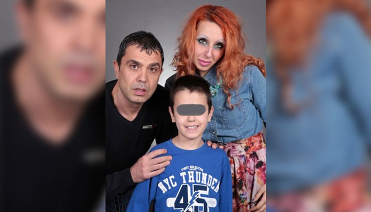 Детето гледало докато баща му наръгал бабата и майка му