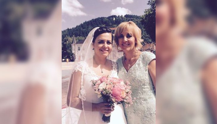 Единствената й дъщеря Ралица я дари с първо внуче Единствената й дъщеря Ралица я дари с първо внуче