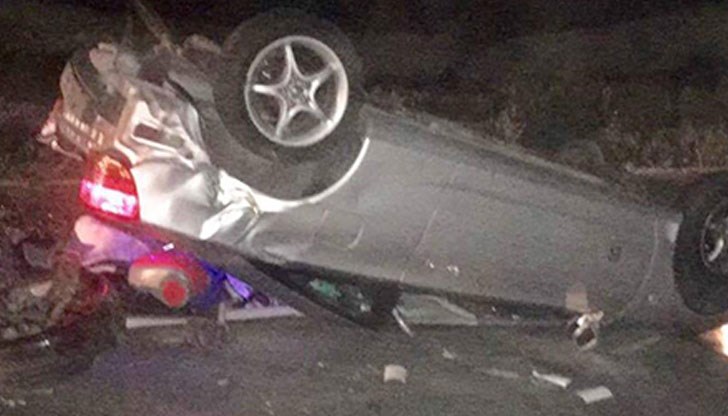 Автомобилът е обърнат по таван и по думите на очевидци се е влачил десетки метри по шосето