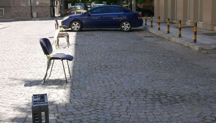 Щайга, изпочупени столове и стълбичка очевидно са влезли в роля на антипаркинг колчета