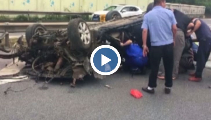 Камери заснеха как автомобил се удря в разделителната мантинела на пътя, а пътниците изхвърчат от задната седалка