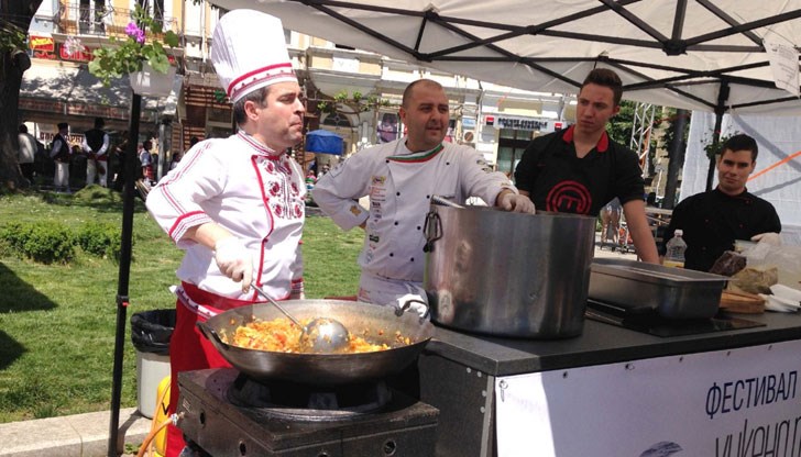 Любимият готвач демонстрира пред русенци как се приготвя градинска яхния с пиле от Сливо поле в модерен вариант