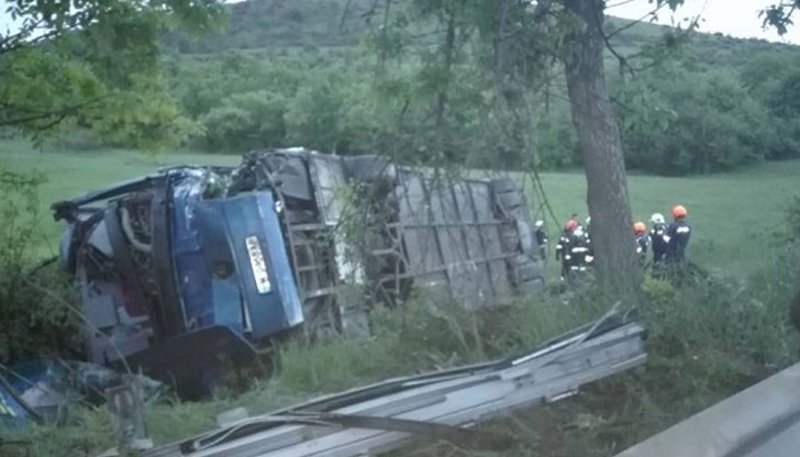 Има много тежко ранени пътници, сред които и дете. Три екипа се борят за живота им