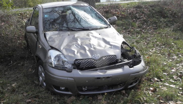 Лек автомобил "Тойота Ярис" се блъска в преминаващ лек автомобил "Опел Зафира" / Снимката е илюстративна