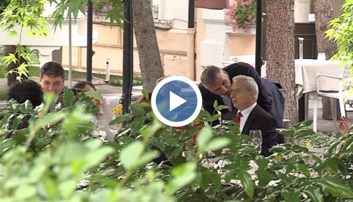 Служебният премиер събра министрите си на банкет в известен ресторант