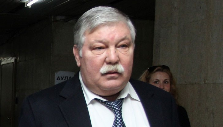 Ген.Тонев си е почивал полегнал на дивана в хола Ген.Тонев си е почивал полегнал на дивана в хола