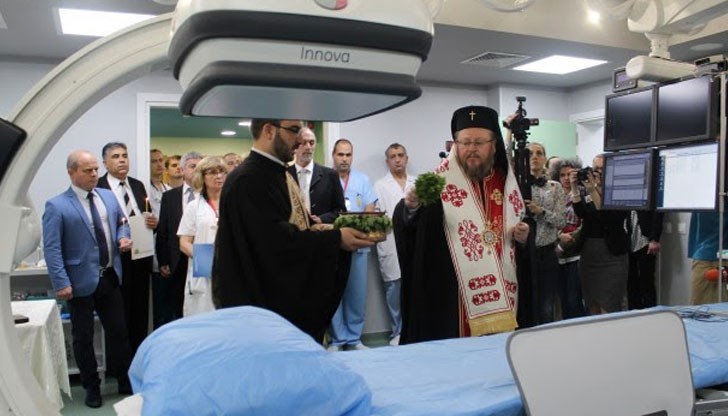 Негово Високопреосвещенство митрополит Наум освети най-новия високотехнологичен ангиографски апарат, с помощта на който се извършва инвазивна диагностика и интервенционално лечение