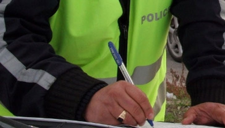 Наказателното постановление е съставено на водач, засечен да шофира без колан и без включени светлини Наказателното постановление е съставено на водач, засечен да шофира без колан и без включени светлини