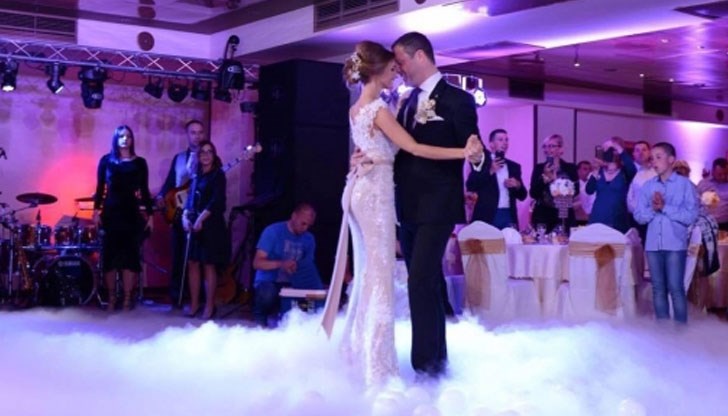 Вижте снимки на ослепително красивата булка