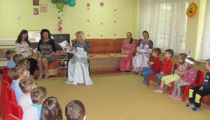 В предпразничната атмосфера те прочетоха на децата три приказки и им подариха книжки и букви за оцветяване