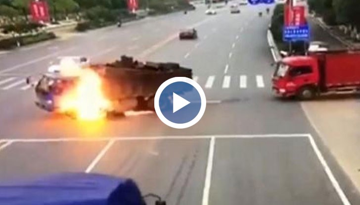 Двете превозни средства избухнаха в пламъци