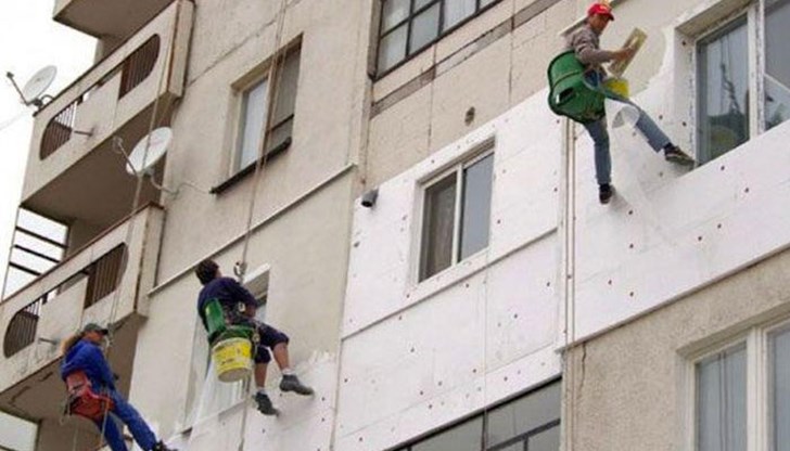 Той се изнервил, защото падали камъчета върху климатика му