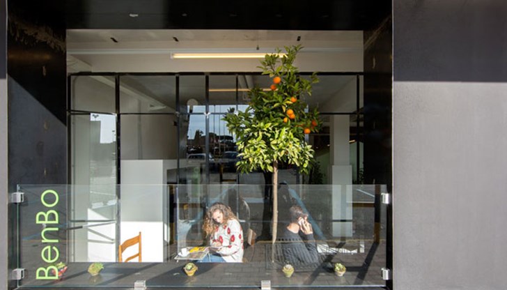 Той се състои от 42 капсулни стаи, обща всекидневна, 16 отделни бани и лоби