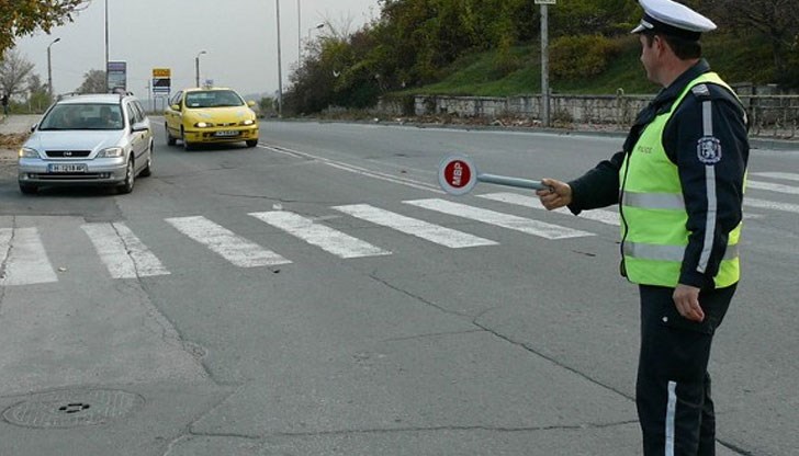 В новите патрулки има принтери и таблети, с които по време на проверката се вижда всичко за шофьора и колата В новите патрулки има принтери и таблети, с които по време на проверката се вижда всичко за шофьора и колата