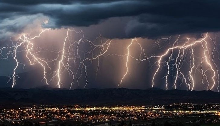 Няколко интересни факта за светкавиците, които биха ни накарали да бъдем още по-предпазливи по време на буря