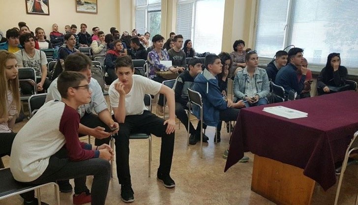 С интересни инициативи, организирани от учителите по английски език, учениците от гимназиалния етап в СУ „Възраждане“ отбелязаха днес 9 май