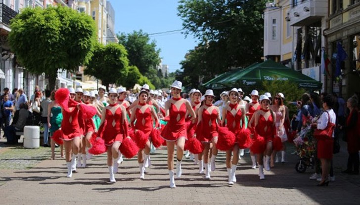 Заедно с тях, по главната улица на града преминаха стотици ученици и деца от детски градини