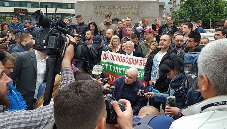 Хората са по-склонни да гласуват за нещо в тъмна стаичка, но като трябва да защитят нещо на площада - не са склонни да рискуват времето си Хората са по-склонни да гласуват за нещо в тъмна стаичка, но като трябва да защитят нещо на площада - не са склонни да рискуват времето си