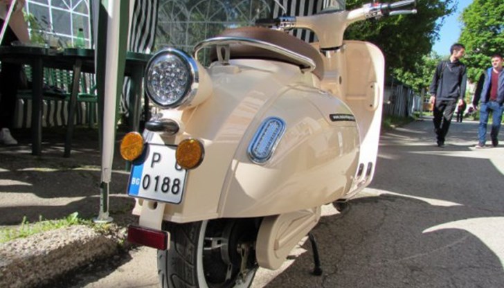 Скутерът е с двигател от 1500 вата и батерия от 72 волта