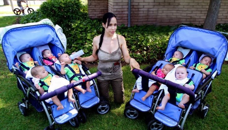 Майката е известна и със скандални порно записи