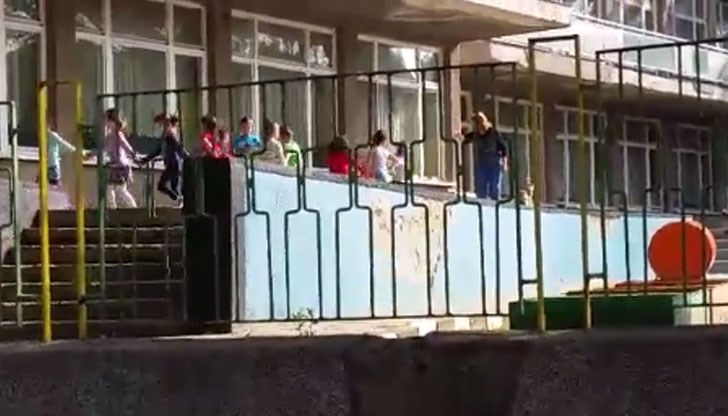 Учителка бие, дърпа и крещи неистово на децата, защото бъркат стъпките в танца...