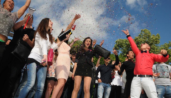 Поредният випуск деца празнува завършването на училище, а армия от хейтъри ги обижда, ругае и се опитва да помрачи празника им Поредният випуск деца празнува завършването на училище, а армия от хейтъри ги обижда, ругае и се опитва да помрачи празника им