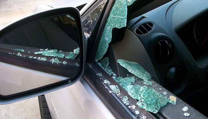 Апашите са разпили стъклото на колата и са отмъкнали касетофона