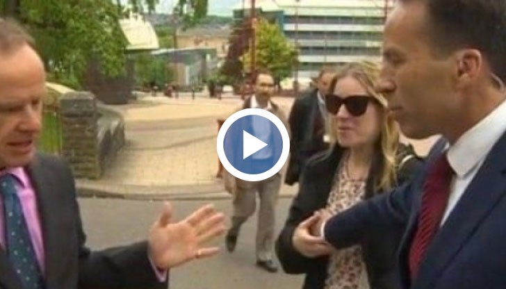 Репортерът на Би Би Си я хвана за гърдата