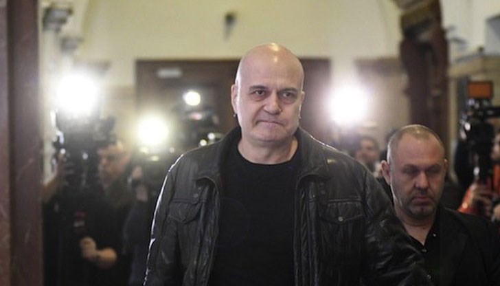 Сега ще стане ясно дали това е театър, с цел трупане на народна любов или са реални действия, написа Слави в открито писмо