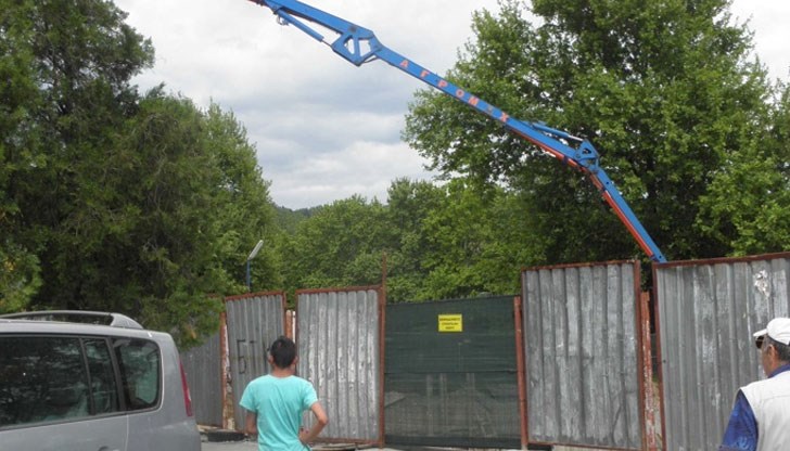 Работникът е изхвърлен на 5 метра от бетон-помпа, изгубва съзнание Работникът е изхвърлен на 5 метра от бетон-помпа, изгубва съзнание