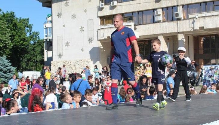 В авангарден спектакъл „Prêt-à-porter - Готово за носене“ участваха децата от предучилищните групи в ДГ„Детелина“, ДГ„Зора“, ДГ„Снежанка“, ДГ„Звездица”, ДГ„Русалка“, ДГ„Незабравка“