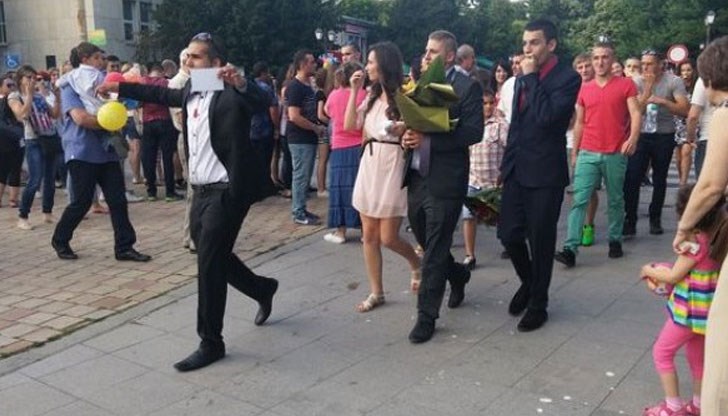 От днес започват абитуриентските балове в Русе! От днес започват абитуриентските балове в Русе!