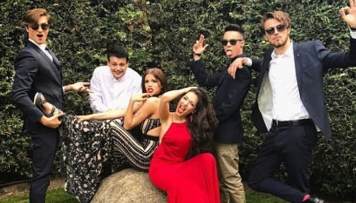 Дара заложи на ефектен грим, дълга черна рокля с изчистена кройка и орнаменти