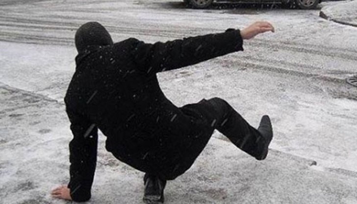 Мъжът си счупва крака заради непочистен сняг