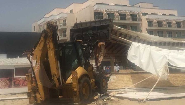 Акцията стартира с разрушаването на емблематичния бар „Бикини” Акцията стартира с разрушаването на емблематичния бар „Бикини”