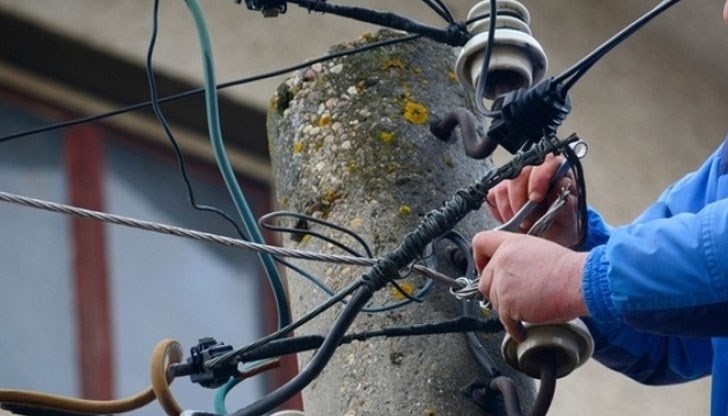 Наглеците натрупали солидни сметки като прикачили кабел към електропреносната мрежа, захранваща съседен имот Наглеците натрупали солидни сметки като прикачили кабел към електропреносната мрежа, захранваща съседен имот