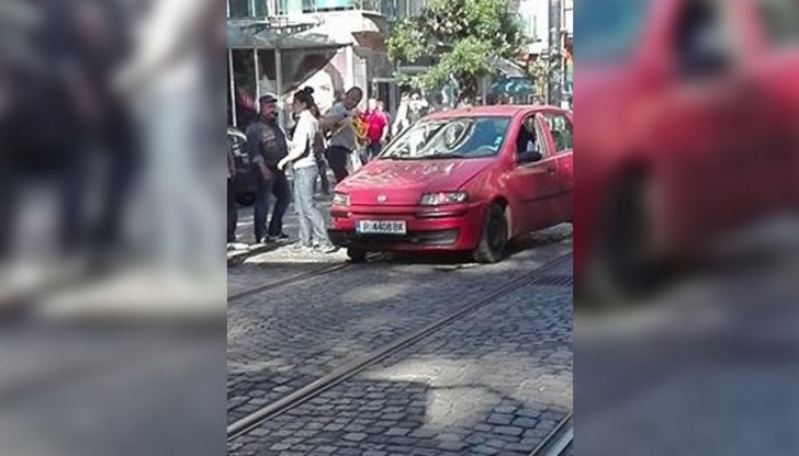 След възникнал проблем с дясната предна гума, колата спряла на релсите на трамваите по линия 22