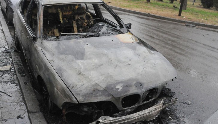 Огнеборците са потушили пожара, но при произшествието колата е напълно изгоряла / Снимката е илюстративна
